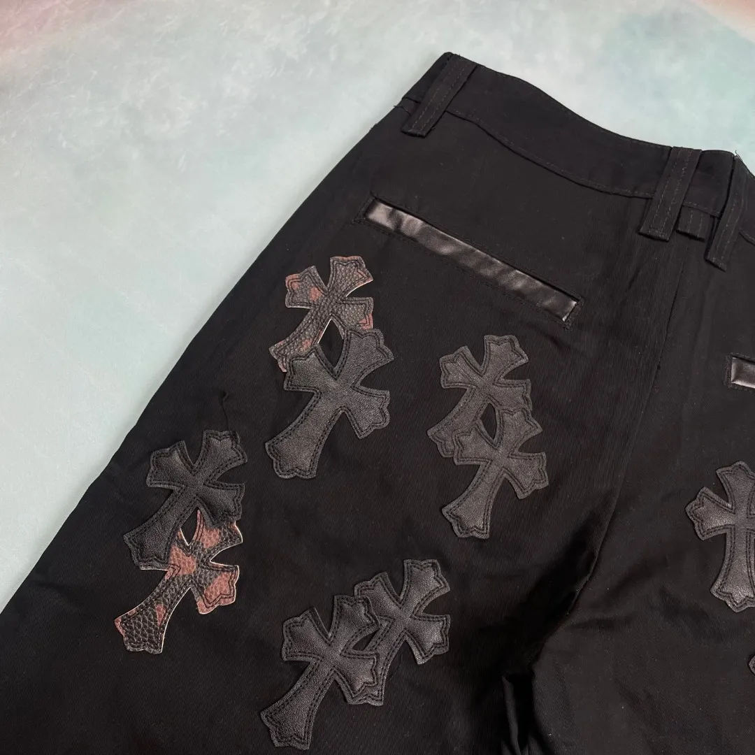 🅿️290 🔘Style number-KL119 🔘Chrome Hearts𝐂𝐡𝐫𝐨𝐦𝐞 𝐇𝐞𝐚𝐫𝐭 Black and brown camouflage cross patch leather casual jeans* Trendy people who pursue the ultimate fashion, Chrome Hearts new overalls are here! It breaks tradition and cleverly integrates camouflage cross elements, which is the same style as Mattyboy. These pants boldly combine elements of jeans and casual pants, bringing endless matching possibilities to outfit enthusiasts. The main body is black, showing mystery and coolness. It is unique in the leather design and color matching. It can be called a classic among jeans. The pants overall present a unique retro style, with a wide-legged and loose fit. The mid-high waist design not only elongates the leg lines, but also creates a lazy and casual atmosphere. It is full of comfort and sophistication. Trendy men and women should not miss it. There are as many as 40 panels on the entire trousers, giving the trousers an unparalleled texture. Taking size W34 as an example, every detail is perfectly ergonomic and demonstrates high-end quality. Whether it is daily outings, social gatherings, or exploring new fashion styles, Chrome Hearts black denim casual pants can satisfy all your imagination of fashion and lead you to be at the forefront of trends.  Size: S M L XL XXL (28.30.32.34.36) Color: Black